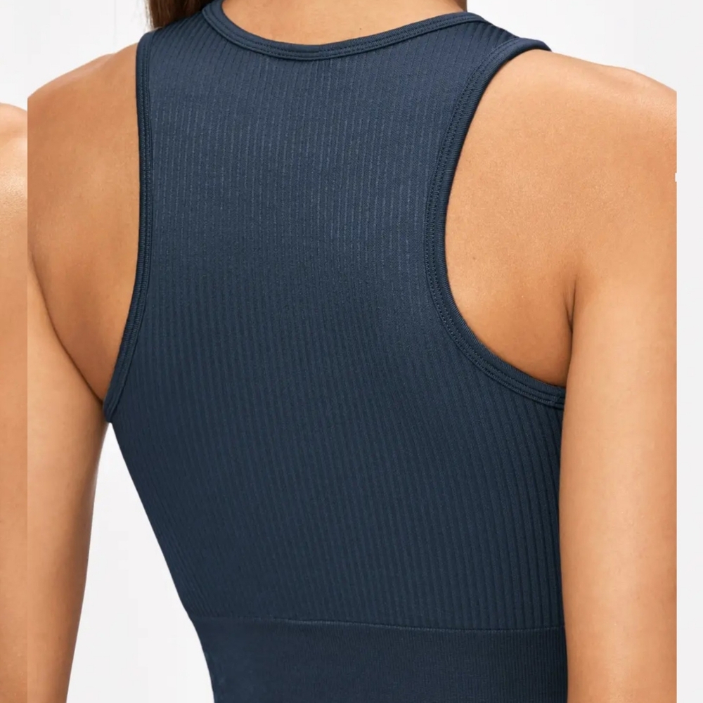 STRONGER Rib Seamless Crop Top - Picture 4 of 6